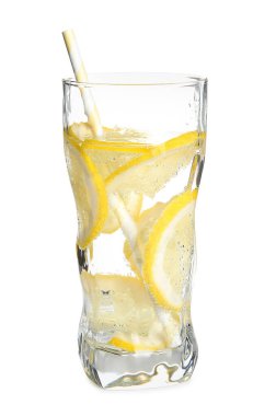 Limon dilimli soda, beyaza izole edilmiş.