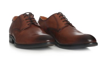 Beyaz arka planda damadın klasik düğün ayakkabıları.