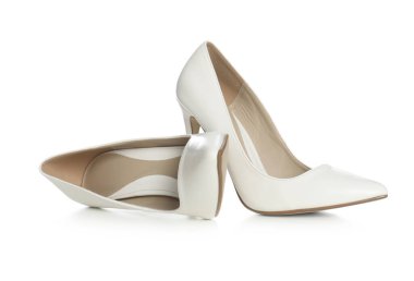 Beyaz arka planda güzel klasik düğün ayakkabıları