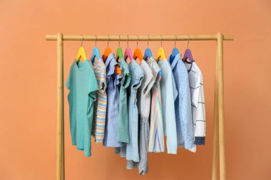 Bej arka planda şık çocuk kıyafetleri.