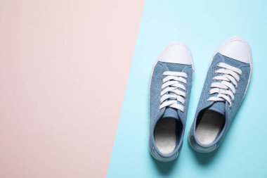 Renkli arka planda ayakkabılar, üst görünüm. Metin için boşluk