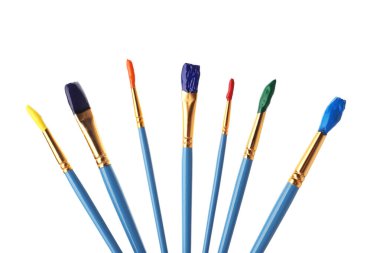 Beyaz arkaplanda boyalı farklı fırçalar