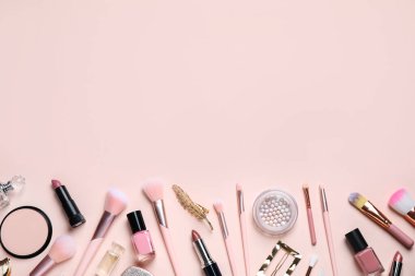 Bej arka planda makyaj fırçaları ve kozmetik ürünleri, düz yatak. Metin için boşluk