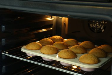 Modern fırında kek pişirme tavası.