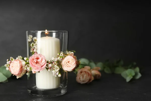 Glashalter Mit Brennender Kerze Und Floralem Dekor Auf Schwarzem Steintisch — Stockfoto