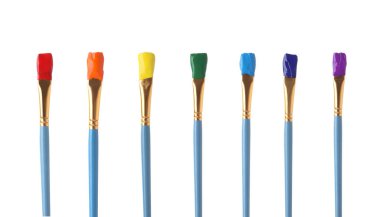 Beyaz arkaplanda farklı parlak boyalarla fırça kolajı 