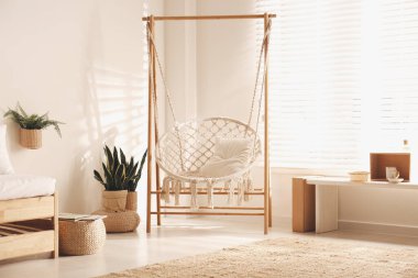 Şık bir odada rahat bir hamak sandalyesi. İç mimari