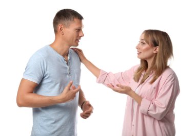 Beyaz arka planda konuşan kadın ve erkek