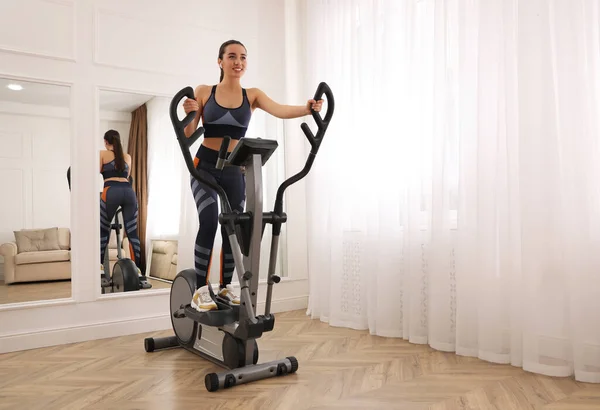 Mujer Usando Moderna Máquina Elíptica Casa —  Fotos de Stock