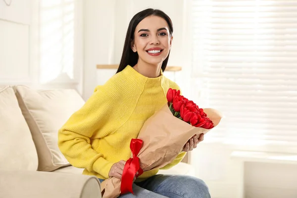 快乐的女人在家里带着红色郁金香花 三月八日庆祝活动 — 图库照片