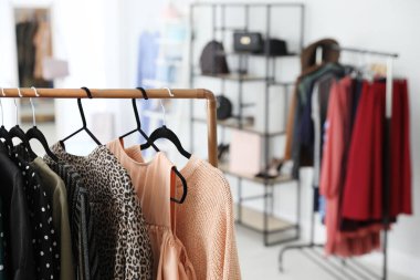 Soyunma odasında farklı şık kıyafetler, yakın çekim.