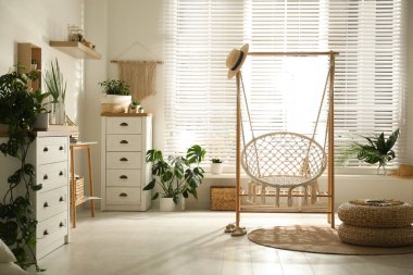 Şık bir odada rahat bir hamak sandalyesi. İç tasarım