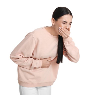 Beyaz arka planda karın ağrısı ve bulantı çeken bir kadın. Gıda zehirlenmesi