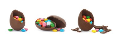 Beyaz arka planda renkli şekerlemeli kırık çikolata yumurtaları, afiş tasarımı