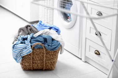 Kirli çamaşırlarla dolu bir sepet.