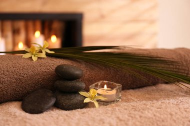 Masaj masasının üzerindeki kaplıca aksesuarları çok güzel.