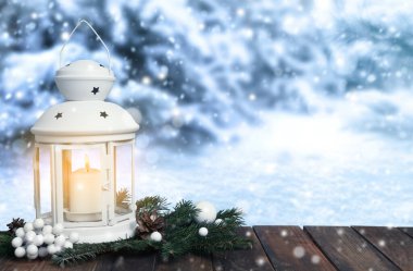 Açık havada yanan mumla süslenmiş Noel feneri. Metin için boşluk