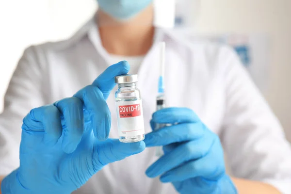 Dokter Memegang Botol Dengan Vaksin Melawan Covid Closeup — Stok Foto