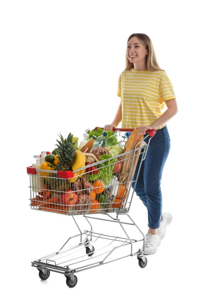 Beyaz Arka Planda Alışveriş Arabasıyla Alışveriş Yapan Genç Bir Kadın — Stok fotoğraf