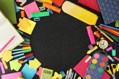 Tahtadaki farklı okul kırtasiyesinin çerçevesi, düz yatak ve metin için alan. Okula geri dön.