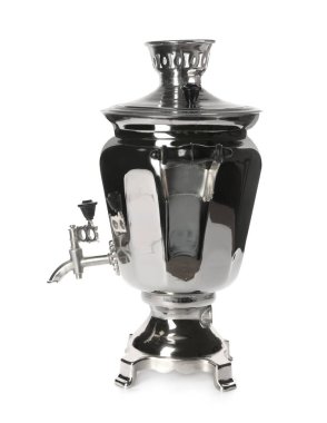 Geleneksel Rus semaveri beyaza izole edilmiş. Mutfak eşyaları.