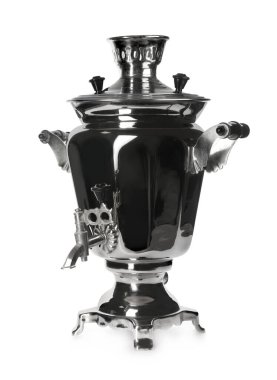 Geleneksel Rus semaveri beyaza izole edilmiş. Mutfak eşyaları.