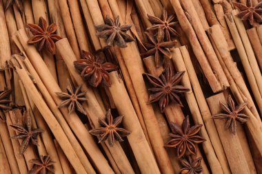 Arka plan olarak Aromatik tarçın çubukları ve anason, üst görünüm