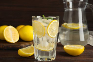 Tahta masada taze yapılmış soğuk limonata.