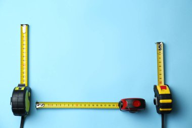 Bantlar açık mavi arka planda düz bir zeminde ölçülür. Metin için boşluk