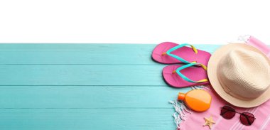 Plaj aksesuarları açık mavi ahşap masada, düz yerde. Metin için boşluk