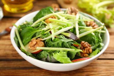 Ahşap masada nefis taze kereviz salatası, yakın plan.