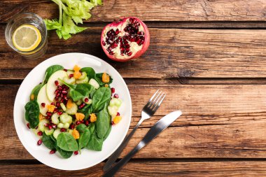 Tahta masada servis edilen leziz taze kereviz salatası. Metin için boşluk