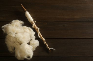 Yumuşak beyaz yün ve ahşap masa, düz yatıyordu. Metin için boşluk