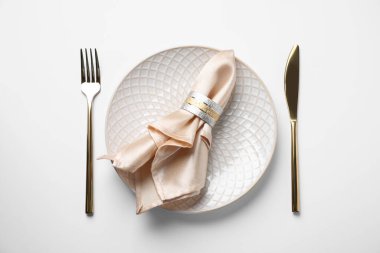 Beyaz arkaplan üzerinde zarif tablo ayarı, üst görünüm