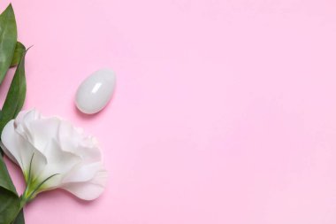 Pembe arka planda güzel çiçek ve yeşim yumurta, metin için yeri olan düz bir yer.