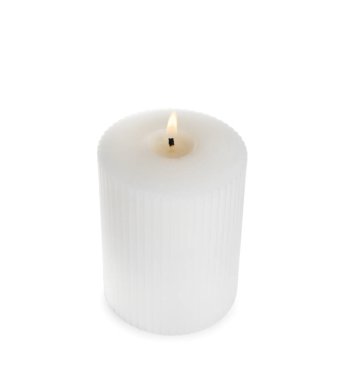 Beyaz arkaplanda yanan yeni sütun mumu