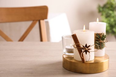 İçerideki masada dekore edilmiş mumlar, metin için boşluk.