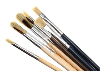 Beyaz arkaplanda farklı boya fırçaları