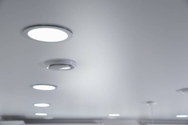 Beyaz tavan, içeride lambalar var.