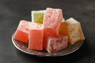 Koyu masada Türk lokumu tatlı, yakın plan.