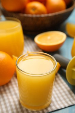 Taze meyve suyu, portakallar ve masanda süt tozu.