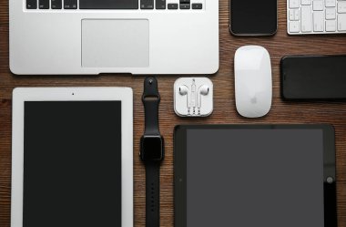 MYKOLAIV, UKRAINE - 20 Temmuz 2020: iPhone 11 ve ahşap masa üzerinde farklı Apple aletleri ile düz kompozisyon