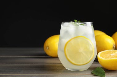 Serin taze limonata ve ahşap masada meyveler. Metin için boşluk