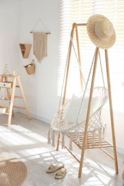 Şık bir odada rahat bir hamak sandalyesi. İç mimari