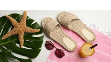 Plaj aksesuarları ve içecekler beyaz ahşap masada, düz yatıyordu.