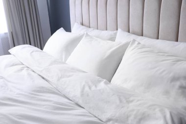 Yumuşak yastıklı rahat bir yatak, yakın çekim.