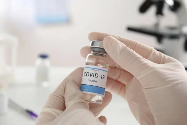 Dokter Memegang Botol Dengan Vaksin Melawan Covid Dalam Ruangan Closeup — Stok Foto