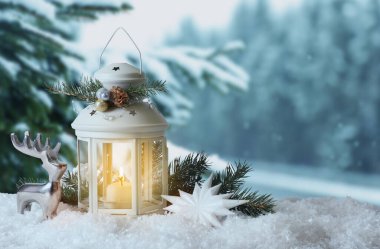 Açık havada yanan mumla süslenmiş Noel feneri. Metin için boşluk