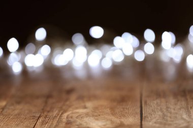 Karanlık arka planda neşeli ışıkların bulanık görüntüsü. Bokeh etkisi