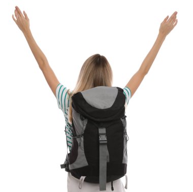 Beyaz arka planda sırt çantalı bir kadın. Yaz seyahati